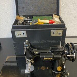 Black Sewing Featherweight Machine mint condition works with case & all access